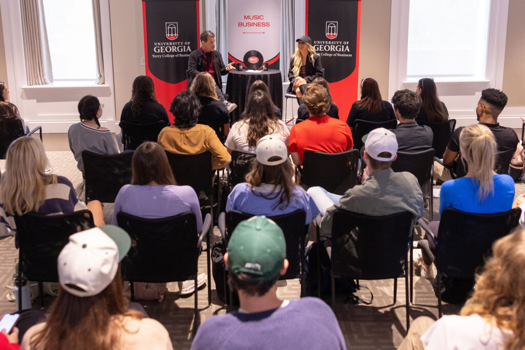 A crowd of UGA students watches David Barbe interview Megan Moroney in the Steling Study.