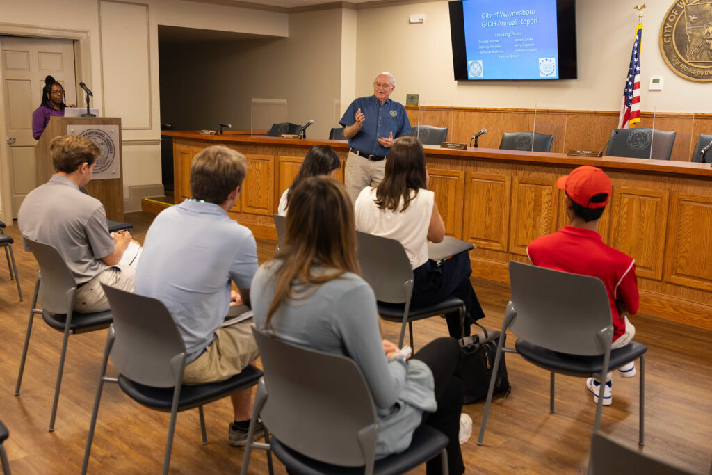 Waynesboro Mayor Bill Tinley briefs a team of 6 students from the UGA Institute of Leadership Advancement in the Waynesboro City Council Chambers.